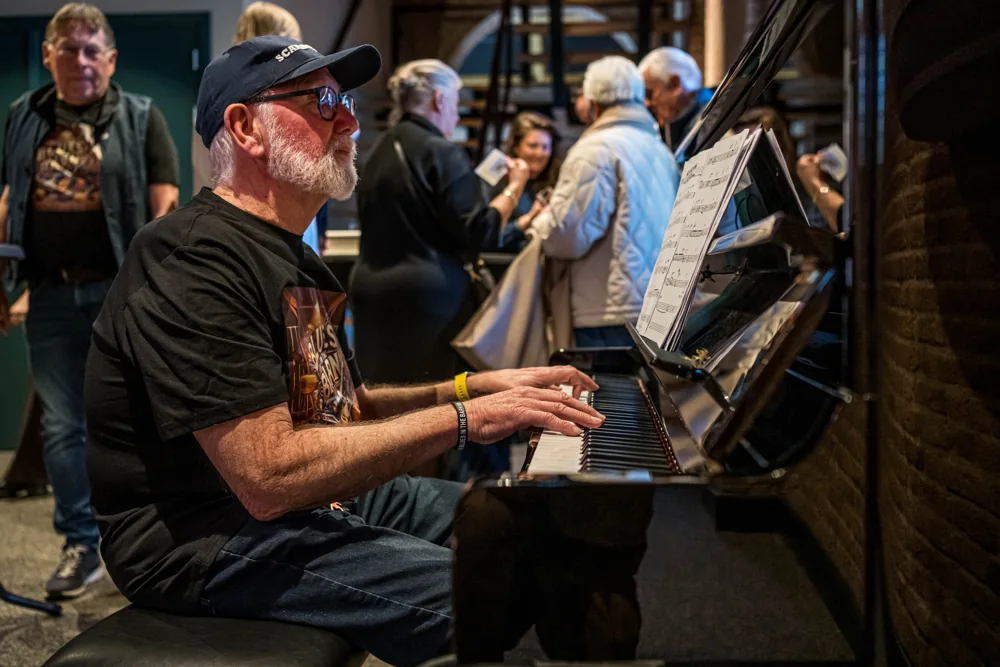 Pianist achter de toetsen