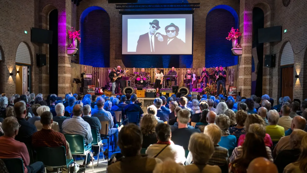 Podium en publiek in de zaal