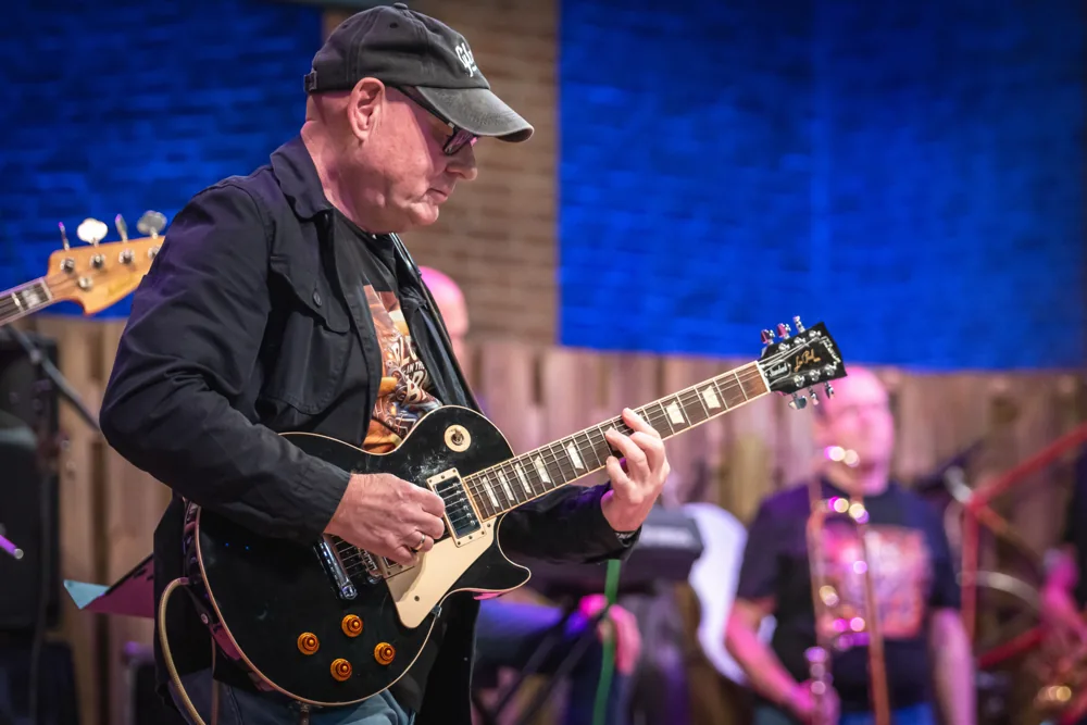 Gitarist tijdens het optreden