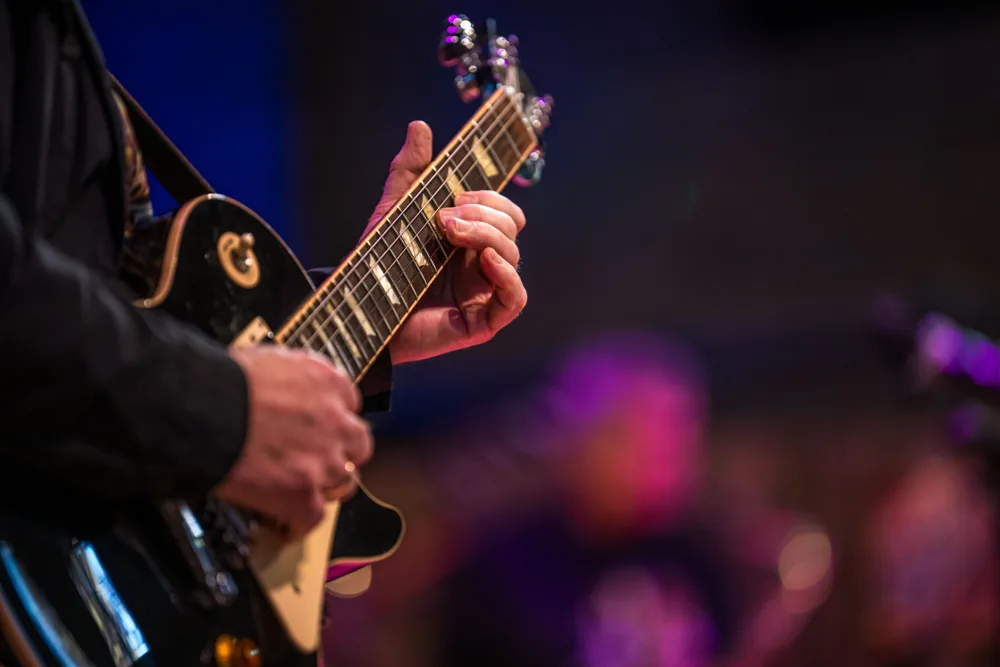 Detail van een gitaar tijdens het spelen