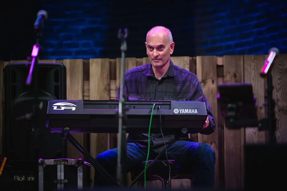 Toetsenist achter zijn instrument