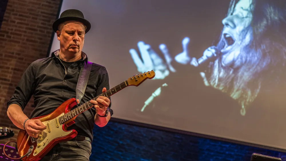 Gitarist met rode gitaar