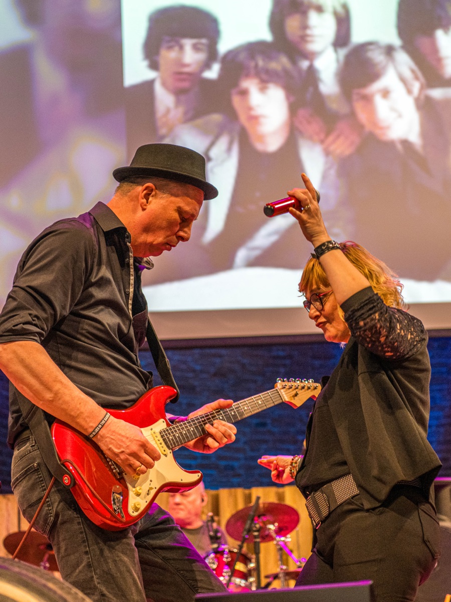 Gitarist en zangeres samen op het podium