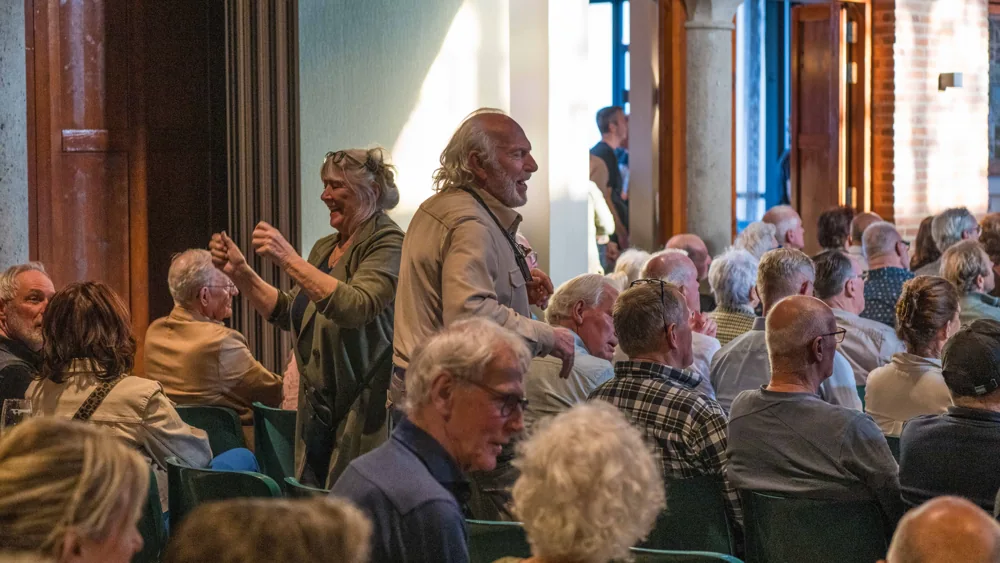 Bezoekers in de zaal