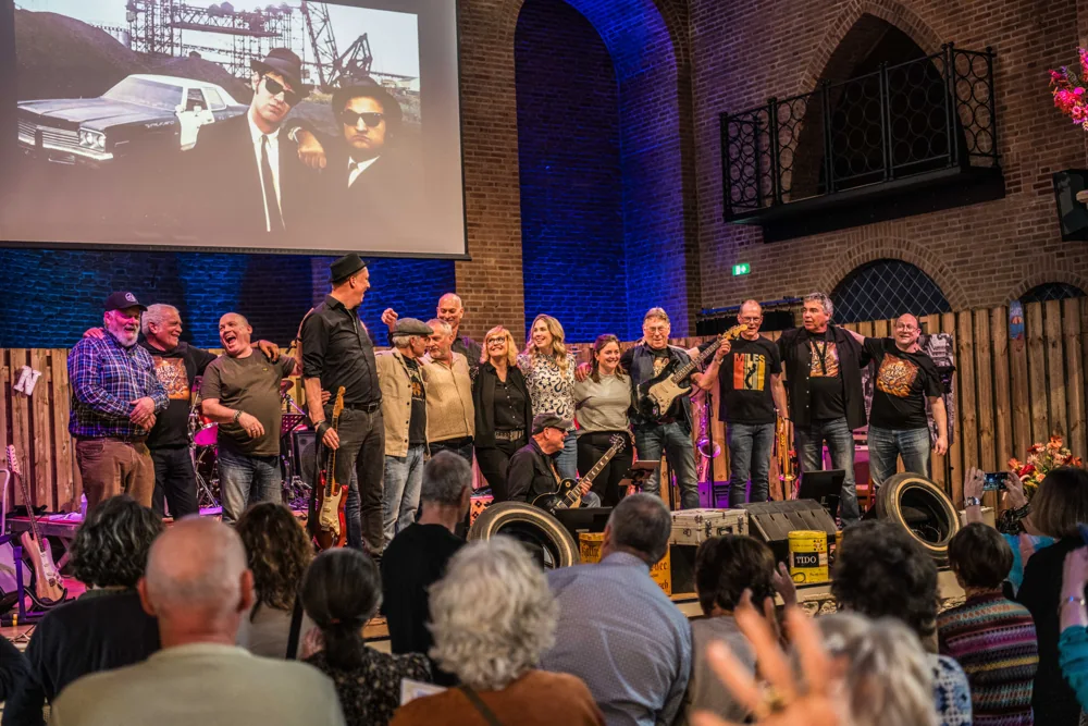 Muzikanten samen op het podium